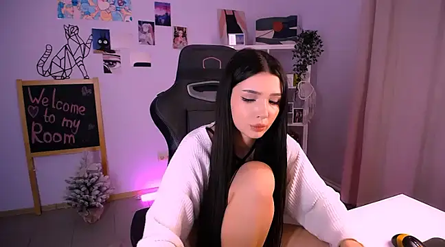 Snapshot of EmmaKeam chatting on 12/18/24, 01:23 EmmaKeam online show from 12/18/24, 01:23