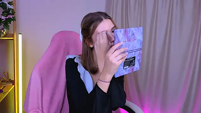 Snapshot of EmmaKeam chatting on 09/28/25, 03:34 EmmaKeam online show from 09/28/25, 03:34