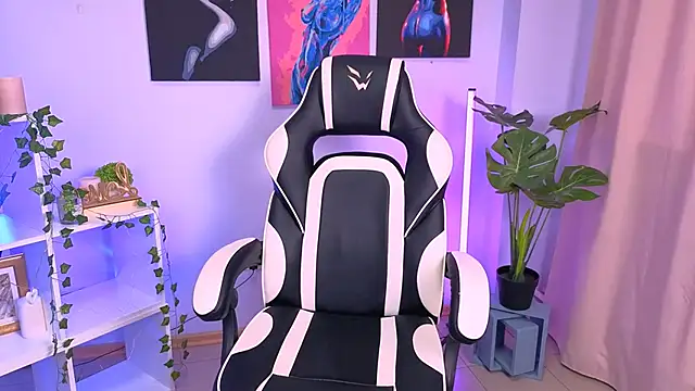 Snapshot of EmmaKeam chatting on 10/09/25, 05:49 EmmaKeam online show from 10/09/25, 05:49