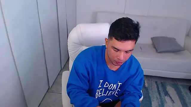 Snapshot of estebandelouis chatting on 02/17/25, 03:20 estebandelouis online show from 02/17/25, 03:20