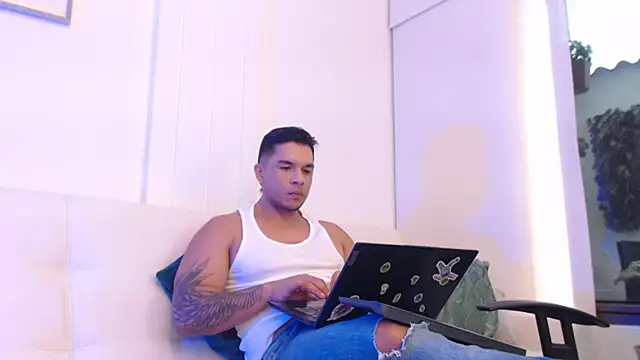 Snapshot of estebandelouis chatting on 03/05/25, 02:34 estebandelouis online show from 03/05/25, 02:34