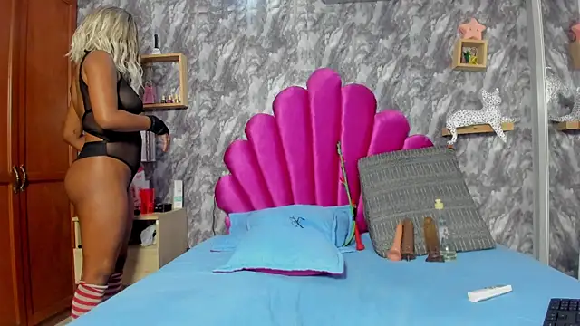 EMMAPARISS online show from 03/18/25, 03:10