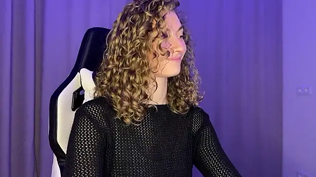 Snapshot of lady_curls chatting on 12/03/24, 10:29 lady curls online show from 12/03/24, 10:29