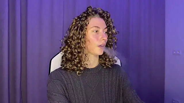 Snapshot of lady_curls chatting on 12/05/24, 10:01 lady curls online show from 12/05/24, 10:01