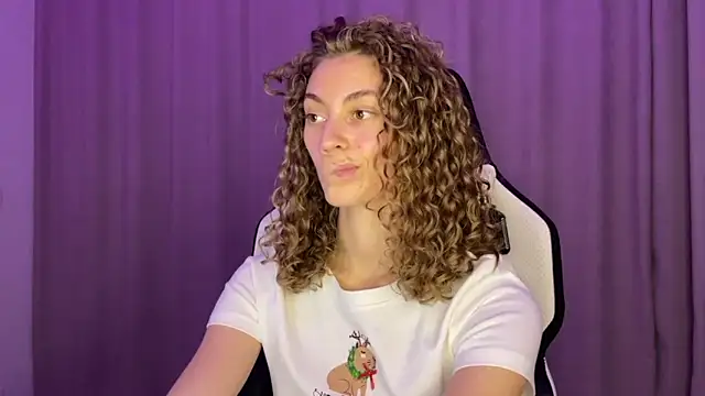 Snapshot of lady_curls chatting on 12/06/24, 10:41 lady curls online show from 12/06/24, 10:41