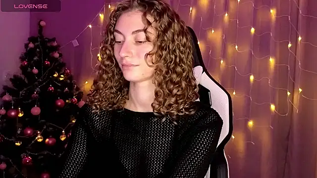 Snapshot of lady_curls chatting on 12/15/24, 10:58 lady curls online show from 12/15/24, 10:58
