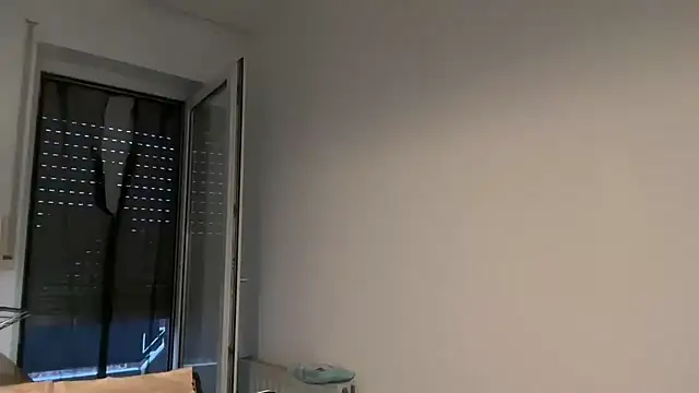 Snapshot of EmilyWi_ chatting on 10/13/25, 04:51 EmilyWi online show from 10/13/25, 04:51