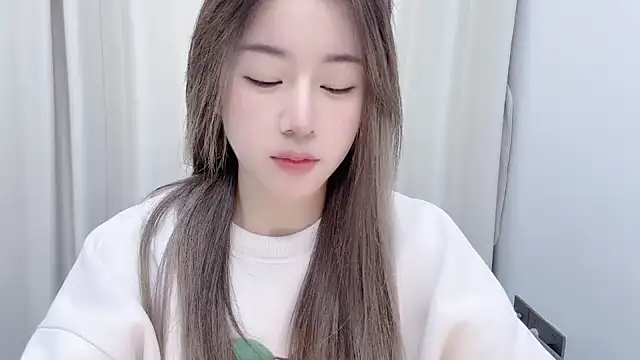 chloe-01 online show from 12/14/24, 12:23