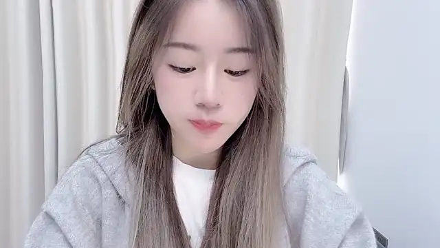 chloe-01 online show from 01/11/25, 04:16