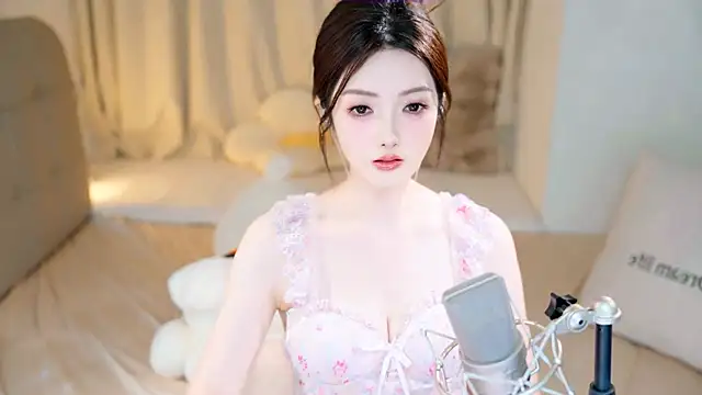 Snapshot of Eimile chatting on 09/23/25, 03:04 Eimile online show from 09/23/25, 03:04