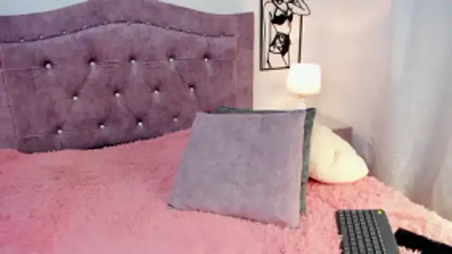 LunaSmitt online show from 12/18/25, 01:55