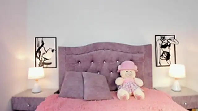 LunaSmitt online show from 12/21/25, 03:46