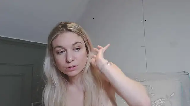 Snapshot of carlaaa chatting on 01/14/25, 12:22 carlaaa online show from 01/14/25, 12:22