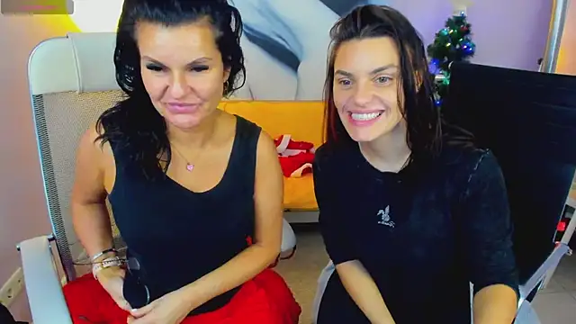 Snapshot of EricaAndPenelopa chatting on 12/24/24, 08:49 EricaAndPenelopa online show from 12/24/24, 08:49