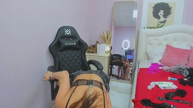 Snapshot of EricaAndPenelopa chatting on 10/19/25, 03:07 EricaAndPenelopa online show from 10/19/25, 03:07