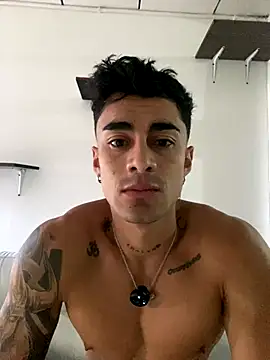 Snapshot of Danifornari chatting on 10/29/25, 08:21 Danifornari online show from 10/29/25, 08:21