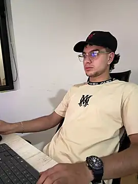 Snapshot of Amadeo_Wild chatting on 01/11/25, 10:29 Amadeo Wild online show from 01/11/25, 10:29