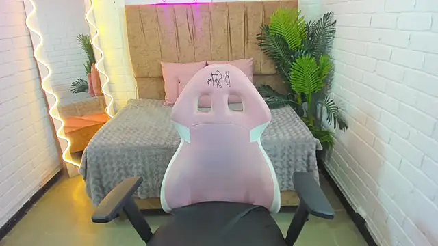 Snapshot of Roxanne_tay chatting on 02/08/25, 10:51 Roxanne tay online show from 02/08/25, 10:51