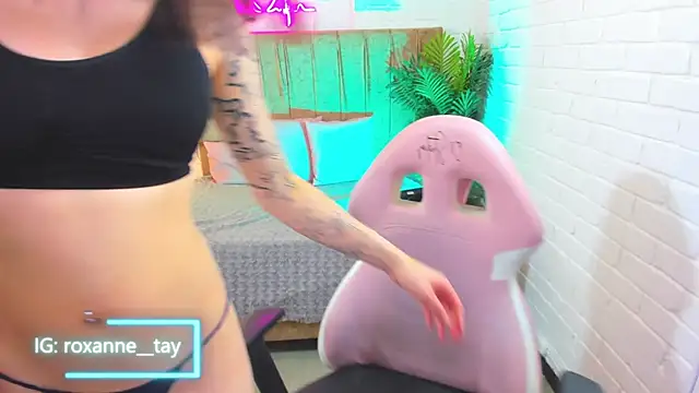 Snapshot of Roxanne_tay chatting on 03/21/25, 07:57 Roxanne tay online show from 03/21/25, 07:57