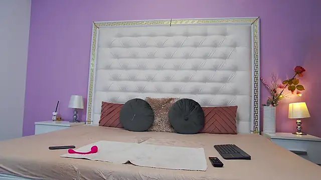 Lenna Paul online show from 10/10/25, 04:11