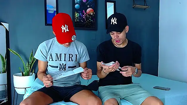 Snapshot of Friendsofeverything_ chatting on 12/22/24, 11:22 Friendsofeverything  online show from 12/22/24, 11:22