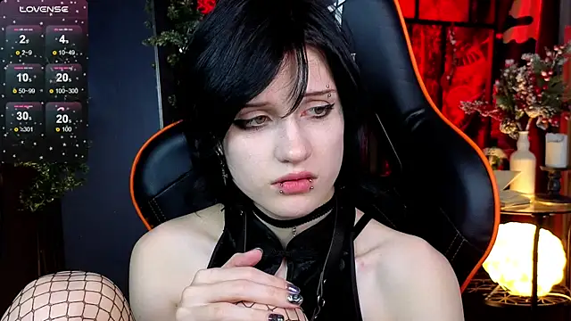 Snapshot of dark_vamp_ chatting on 12/21/24, 04:19 dark vamp online show from 12/21/24, 04:19