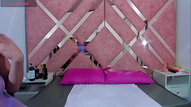 Lucy White   online show from 11/25/25, 09:15