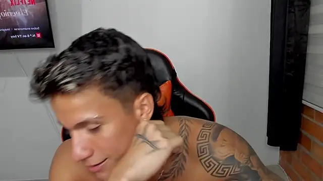 Snapshot of pettergrey1 chatting on 10/17/25, 11:18 pettergrey1 online show from 10/17/25, 11:18