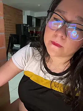 Snapshot of CinnamonCookiez chatting on 12/20/24, 03:25 CinnamonCookiez online show from 12/20/24, 03:25