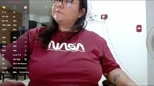 Snapshot of CinnamonCookiez chatting on 12/21/24, 04:41 CinnamonCookiez online show from 12/21/24, 04:41