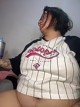 Snapshot of CinnamonCookiez chatting on 10/16/25, 04:35 CinnamonCookiez online show from 10/16/25, 04:35