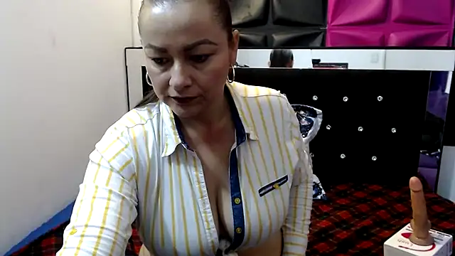 ScarletGlow1 online show from 01/28/25, 05:35