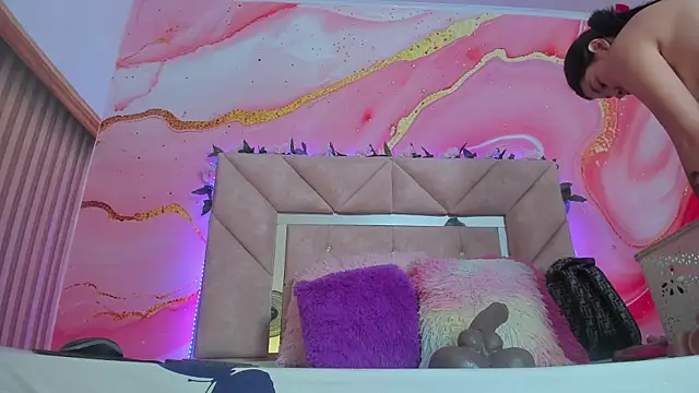 Taylor  cooper online show from 11/05/25, 06:30