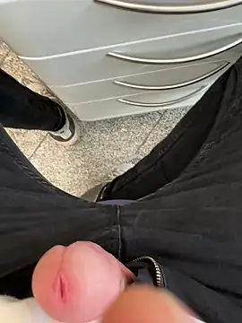 Snapshot of kareem0010 chatting on 02/21/25, 09:13 kareem0010 online show from 02/21/25, 09:13