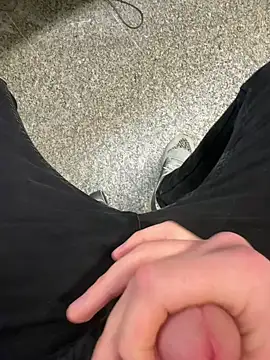 Snapshot of kareem0010 chatting on 02/26/25, 03:52 kareem0010 online show from 02/26/25, 03:52