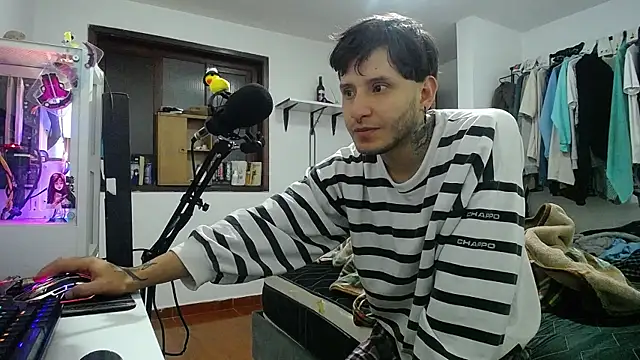 Snapshot of esjrobles chatting on 01/03/25, 04:11 esjrobles online show from 01/03/25, 04:11