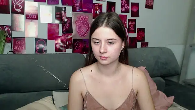 Snapshot of MilanaRoza chatting on 10/18/25, 04:52 MilanaRoza online show from 10/18/25, 04:52