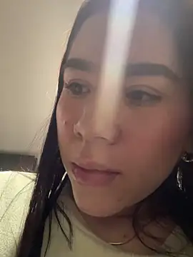 Snapshot of Im_Valen_Cute chatting on 12/23/24, 03:40 Im Valen Cute online show from 12/23/24, 03:40