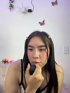 Snapshot of Im_Valen_Cute chatting on 12/24/24, 01:38 Im Valen Cute online show from 12/24/24, 01:38