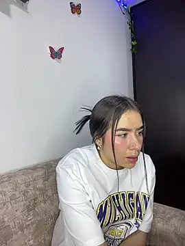 Snapshot of Im_Valen_Cute chatting on 12/27/24, 01:32 Im Valen Cute online show from 12/27/24, 01:32