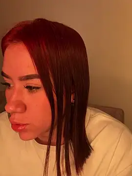 Snapshot of Im_Valen_Cute chatting on 02/01/25, 02:26 Im Valen Cute online show from 02/01/25, 02:26