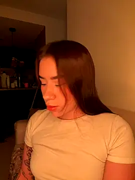 Snapshot of Im_Valen_Cute chatting on 09/25/25, 01:42 Im Valen Cute online show from 09/25/25, 01:42