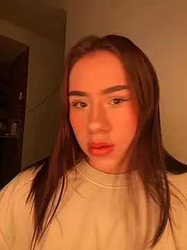 Snapshot of Im_Valen_Cute chatting on 10/08/25, 02:20 Im Valen Cute online show from 10/08/25, 02:20