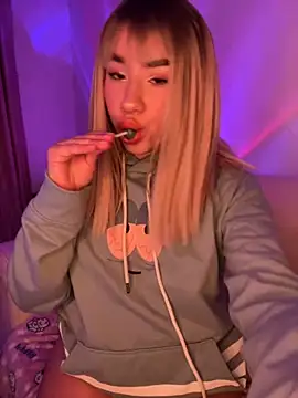 Snapshot of Im_Valen_Cute chatting on 10/17/25, 02:37 Im Valen Cute online show from 10/17/25, 02:37