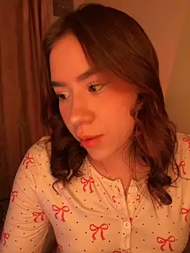 Snapshot of Im_Valen_Cute chatting on 10/18/25, 02:47 Im Valen Cute online show from 10/18/25, 02:47