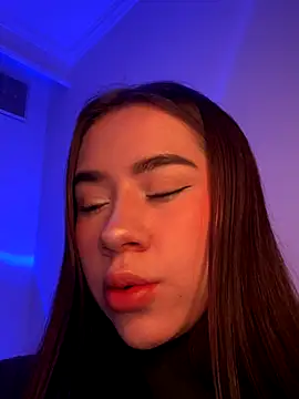 Snapshot of Im_Valen_Cute chatting on 10/25/25, 04:31 Im Valen Cute online show from 10/25/25, 04:31