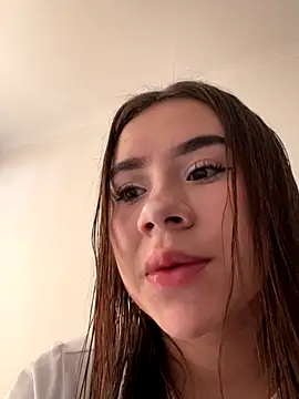 Snapshot of Im_Valen_Cute chatting on 10/28/25, 05:26 Im Valen Cute online show from 10/28/25, 05:26