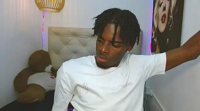 Snapshot of royce_ebony chatting on 12/12/24, 02:48 royce ebony online show from 12/12/24, 02:48