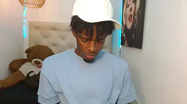 Snapshot of royce_ebony chatting on 01/16/25, 02:30 royce ebony online show from 01/16/25, 02:30