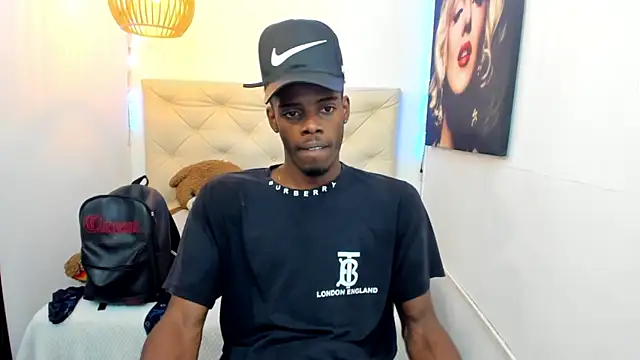 Snapshot of royce_ebony chatting on 09/18/25, 02:35 royce ebony online show from 09/18/25, 02:35